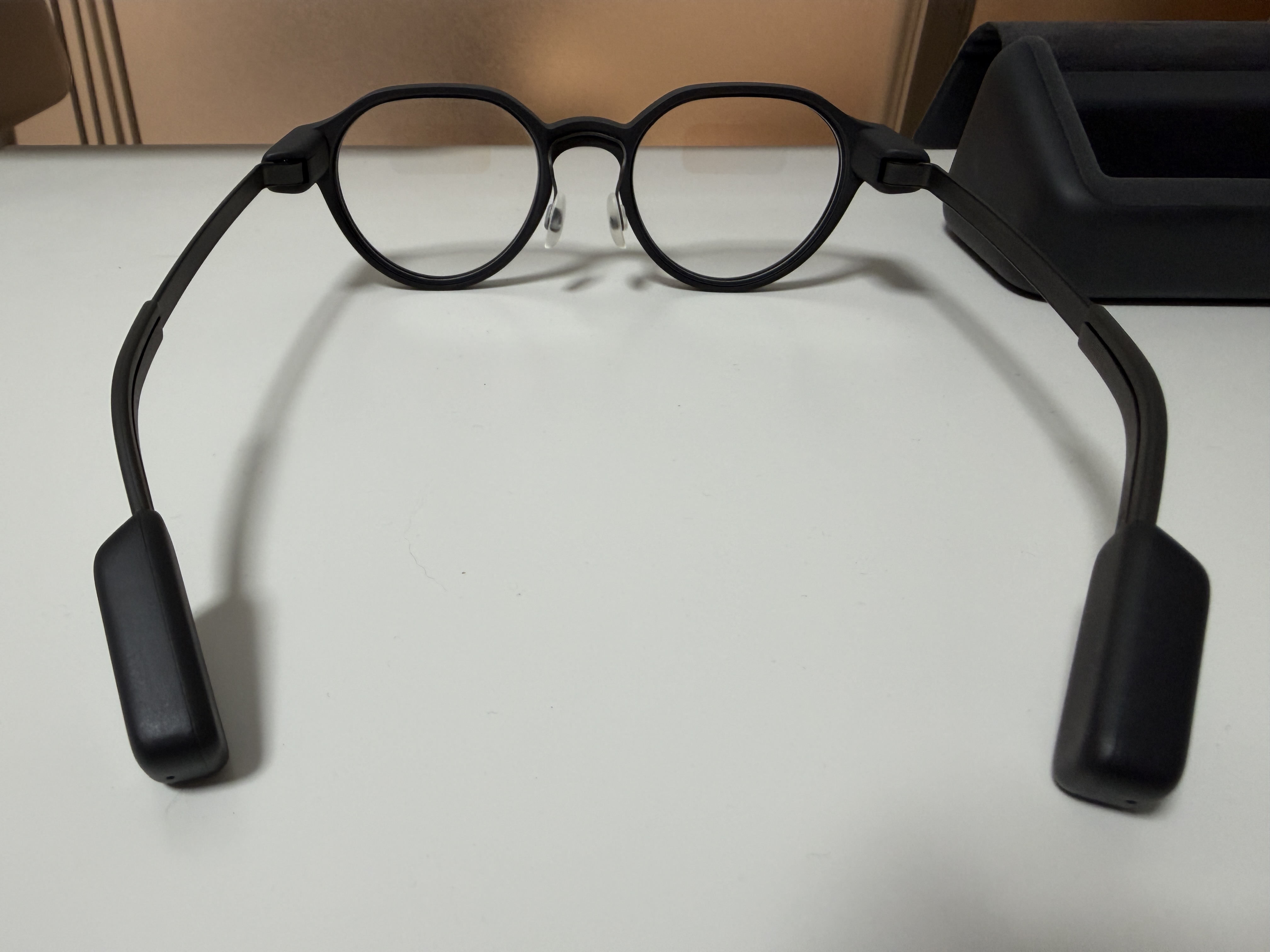 テンプルを開いたEven G2を内側から見たところ