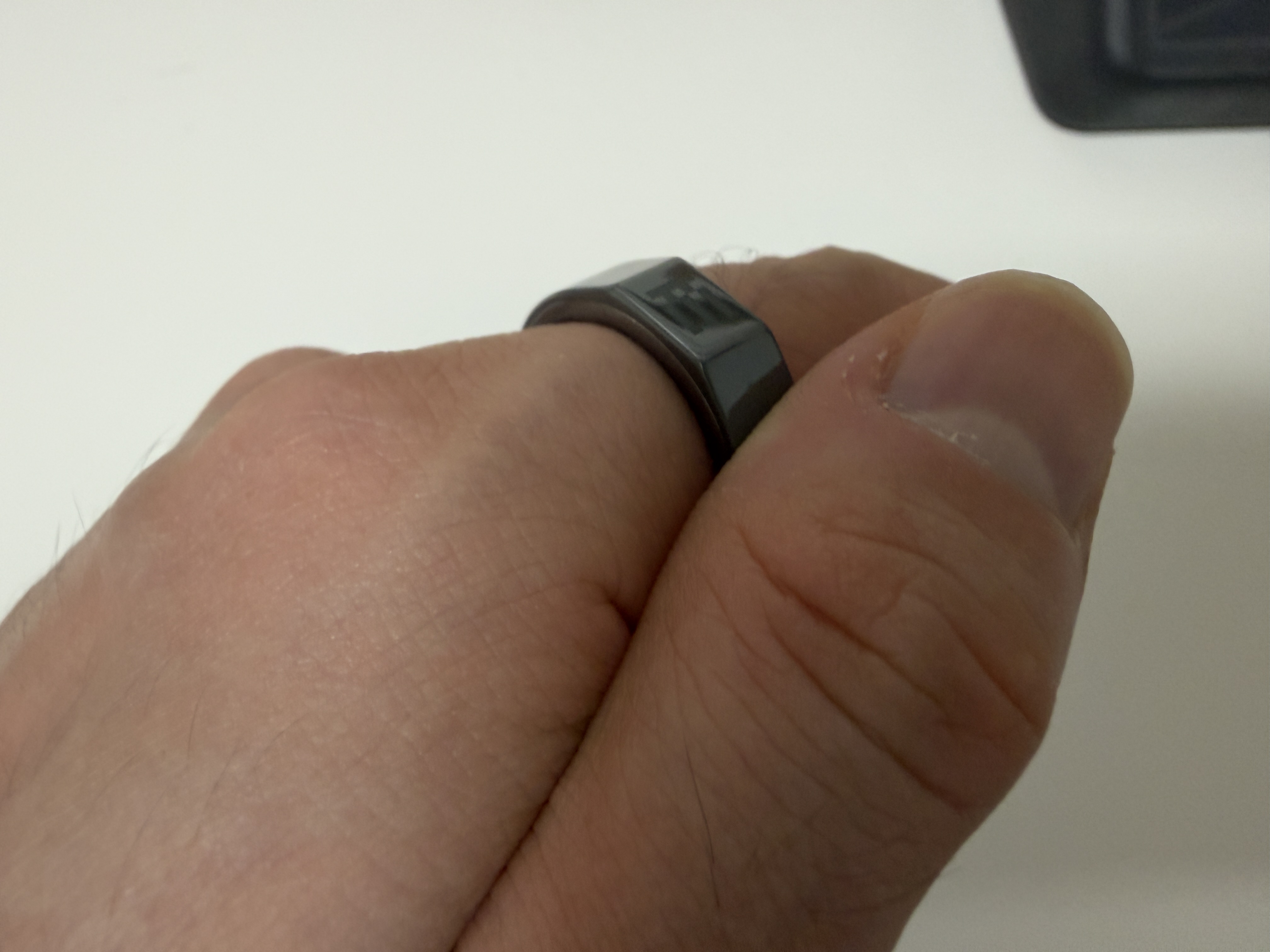指に装着したリングに親指を添えたところ