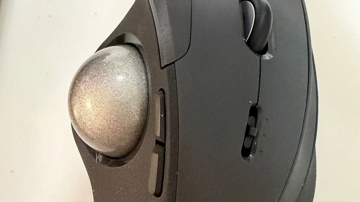 エレコム IST PROトラックボールのボタン周辺を大きく写したアイキャッチ画像